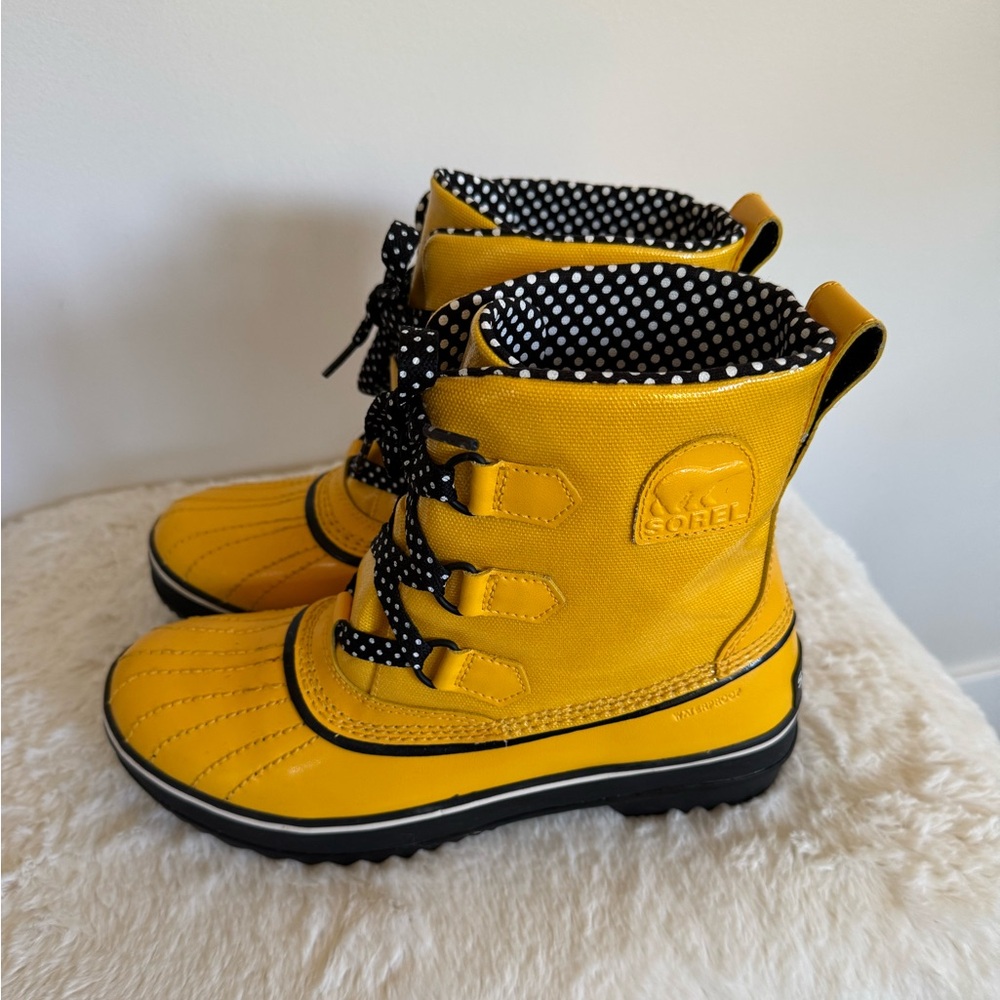 Sorel Waterproof Rainboots / Yellow / Black & White Polka Dots / NWOT / 8 Medium